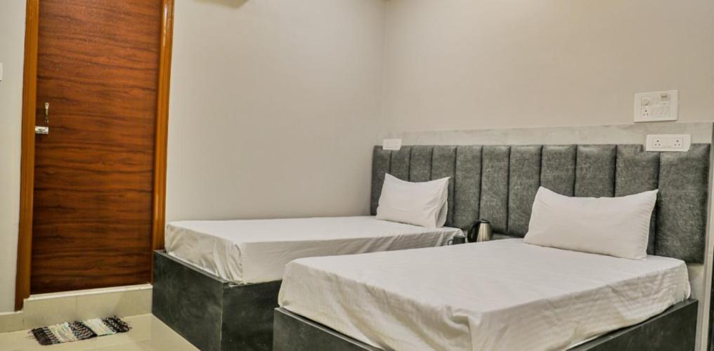 Hotel Ceasta, Beside Us Consulate Hyderabad, Gachibowli Gundipet Екстериор снимка