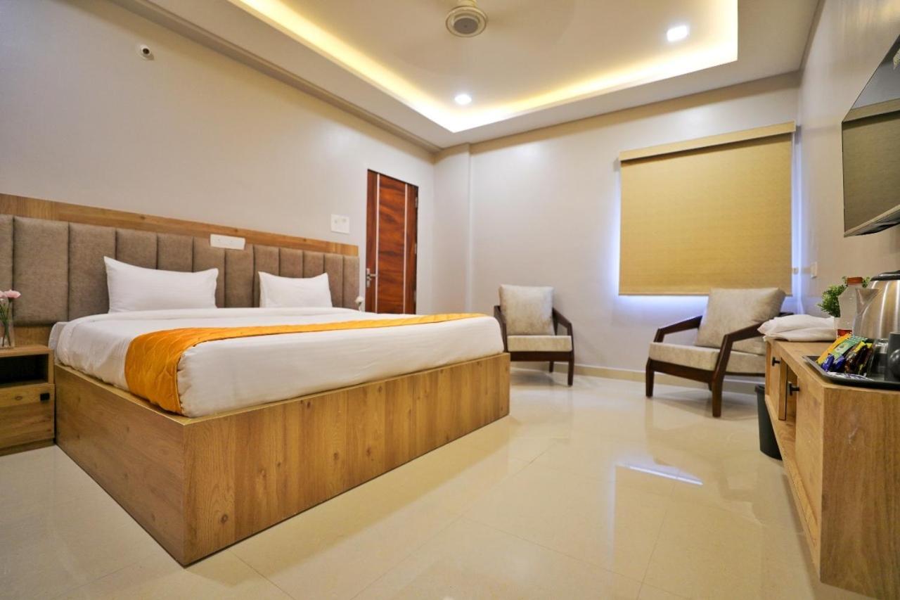 Hotel Ceasta, Beside Us Consulate Hyderabad, Gachibowli Gundipet Екстериор снимка