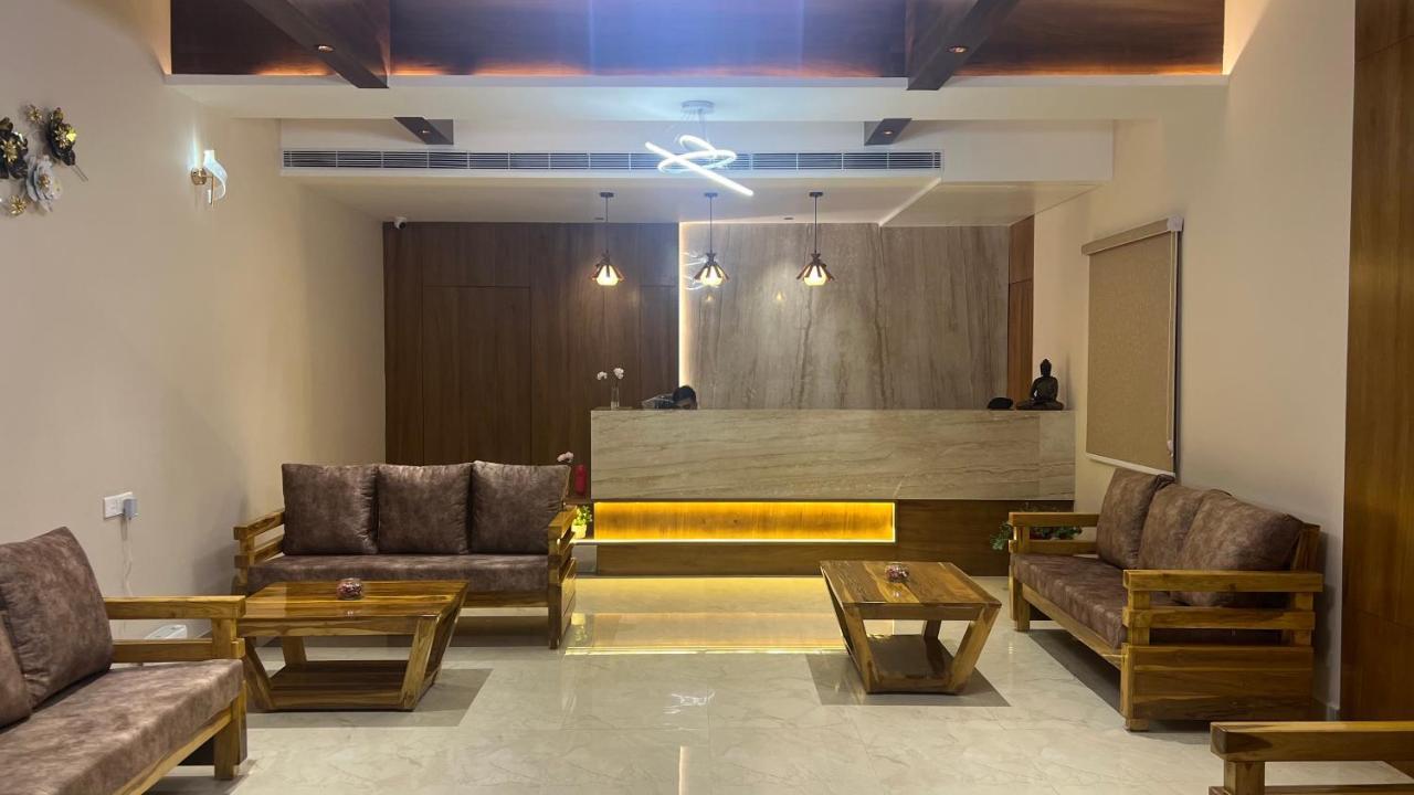 Hotel Ceasta, Beside Us Consulate Hyderabad, Gachibowli Gundipet Екстериор снимка